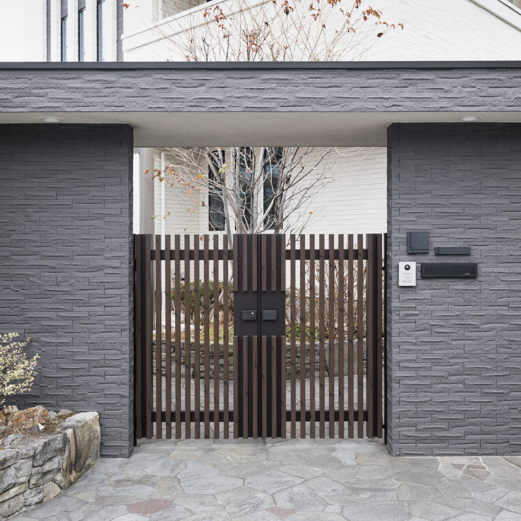 japanese-house-entrance-with-fence